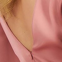 Púder rózsaszín rugalmas taft szirén ceruza ruha perforált mintával és strassz köves díszítéssel