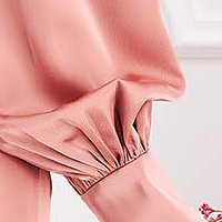 Rochie din tafta elastica roz pudra tip sirena cu decupaje de material si pietre strass la decolteu