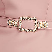 Rochie din neopren roz pudra tip creion accesorizata cu pene si cordon detasabil