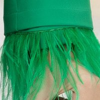Női kosztüm zöld enyhén rugalmas szövetből tollas díszítés karcsusított szabású