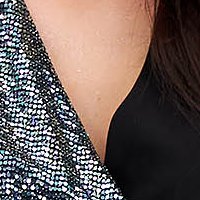 Ezüstszínű krepp flitteres ruha keresztezett dekoltázzsal - StarShinerS