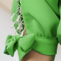 Krepp midi világos zöld ceruza ruha kivágott ujjrészel gyöngyös díszítéssel