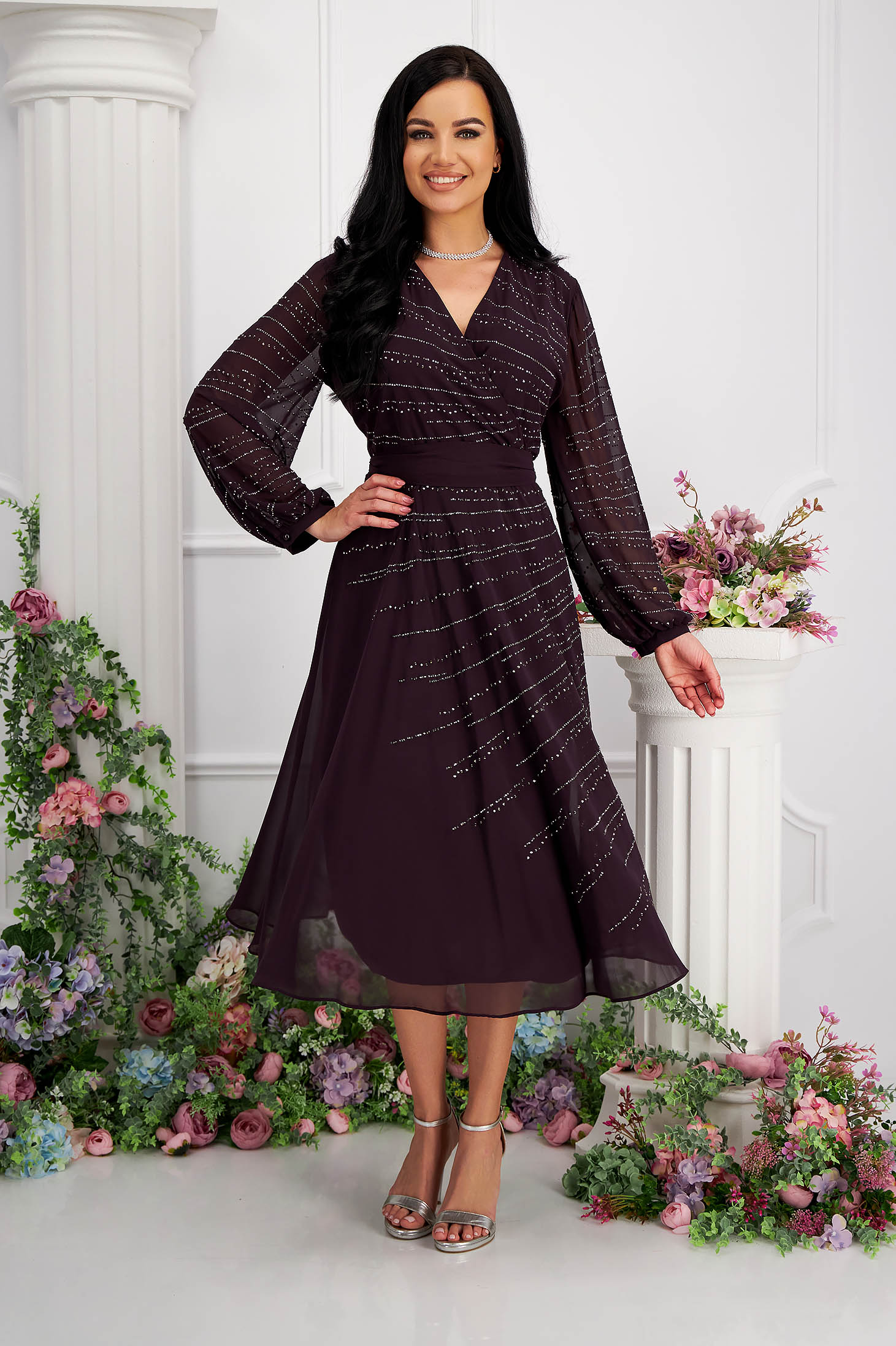 Rochie din voal mov midi in clos decolteu petrecut cu pietre strass