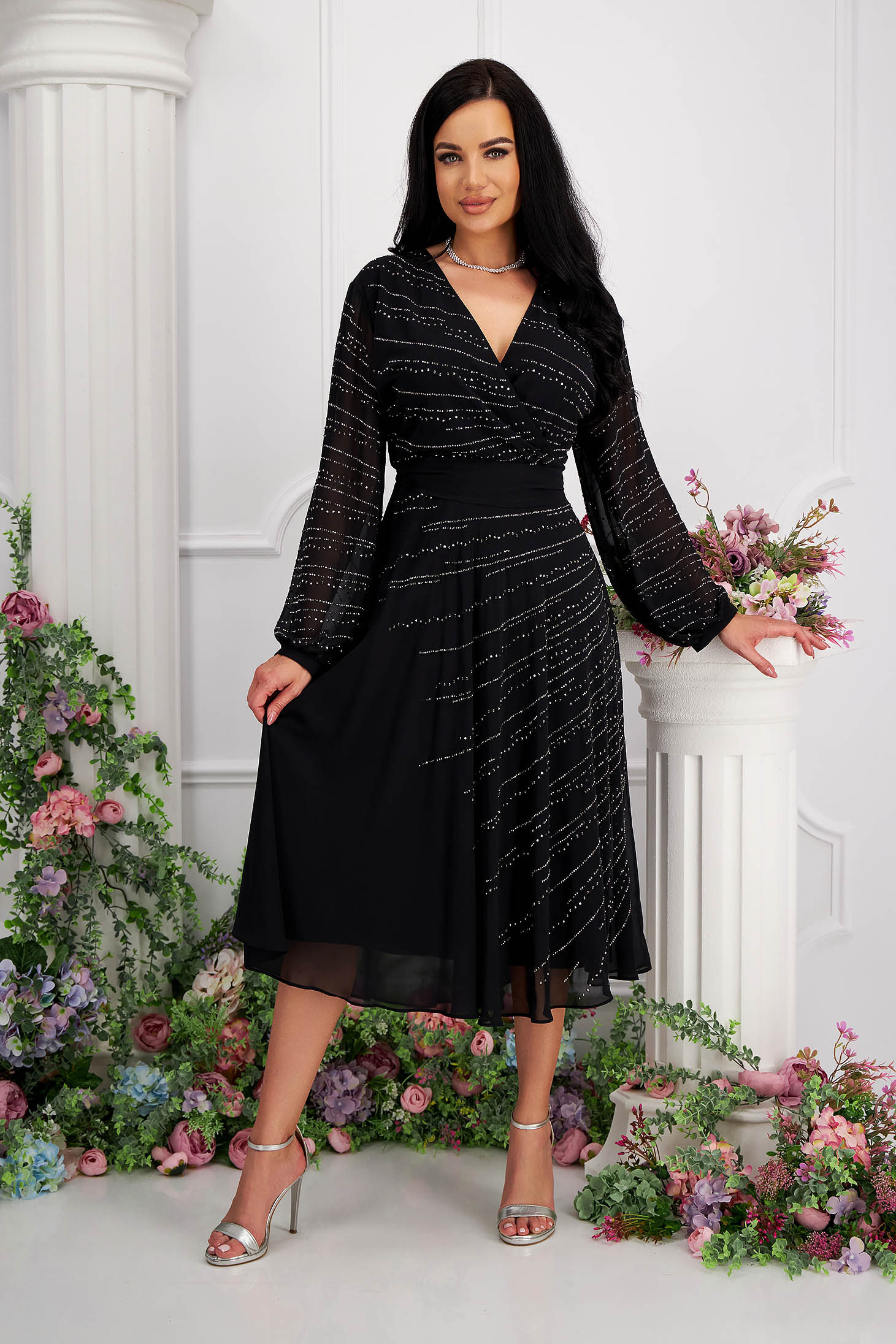 Fekete muszlin midi harang ruha keresztezett dekoltázzsal és strassz köves díszítéssel