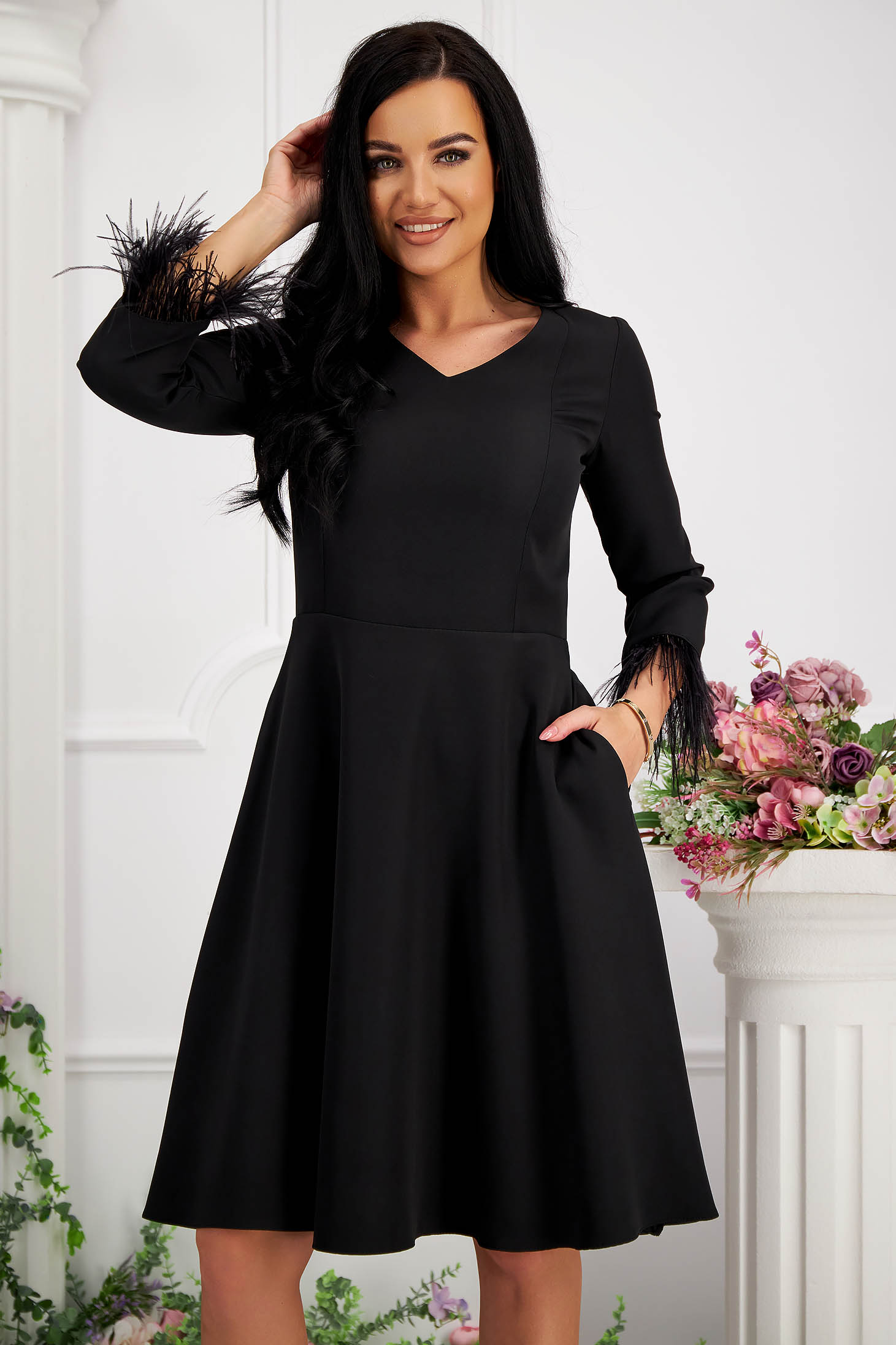 Rochie din stofa elastica neagra midi in clos cu buzunare laterale si aplicatii cu pene