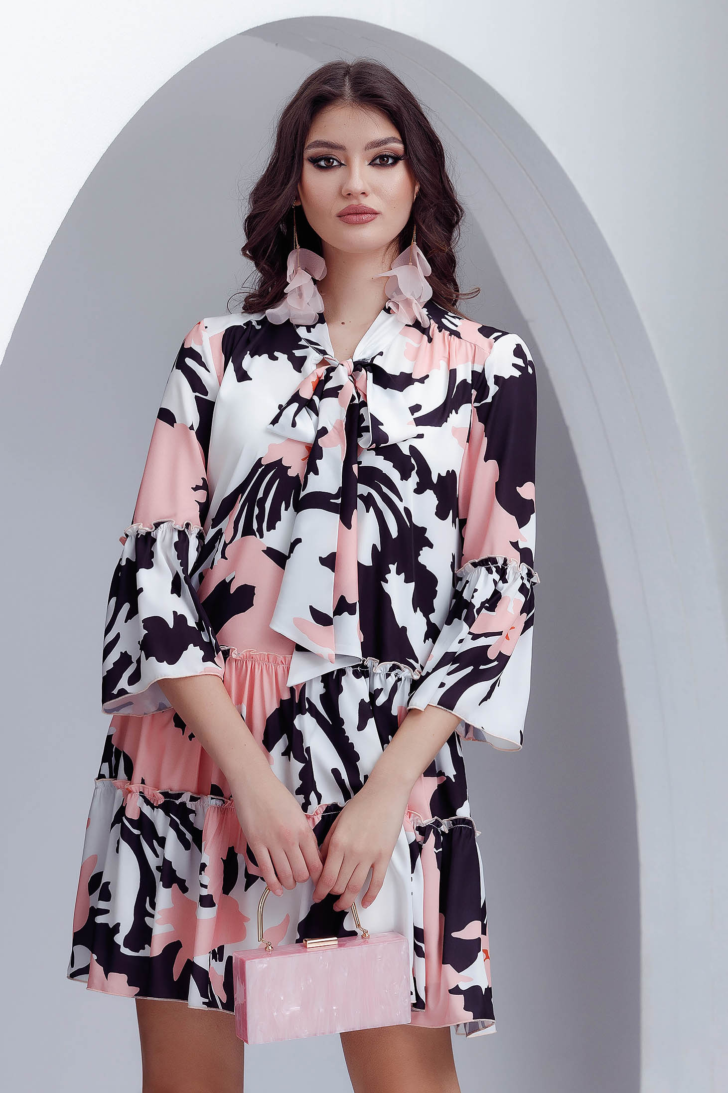Rochie din material fluid scurta cu croi larg si guler tip esarfa cu volanase la baza rochiei - Fofy