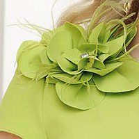 Világos zöld rövid egyenes rugalmas szövetü ruha oldalt zsebekkel és tollas díszítéssel