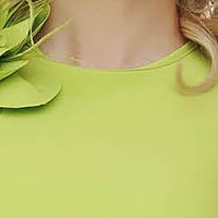 Világos zöld rövid egyenes rugalmas szövetü ruha oldalt zsebekkel és tollas díszítéssel