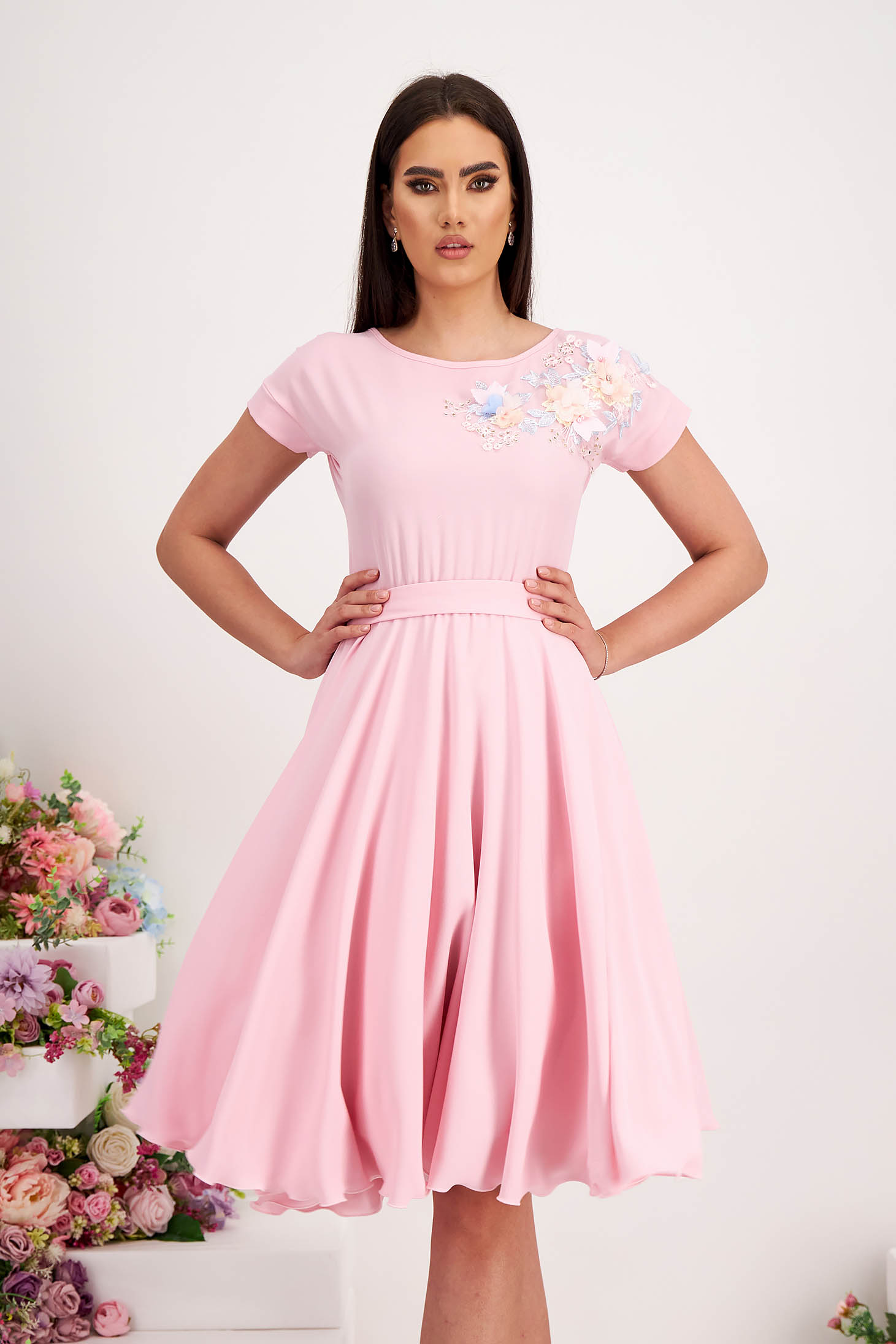 Világos rózsaszínű muszlin midi ruha, harang alakú gumirozott derékrésszel 1 - StarShinerS.hu