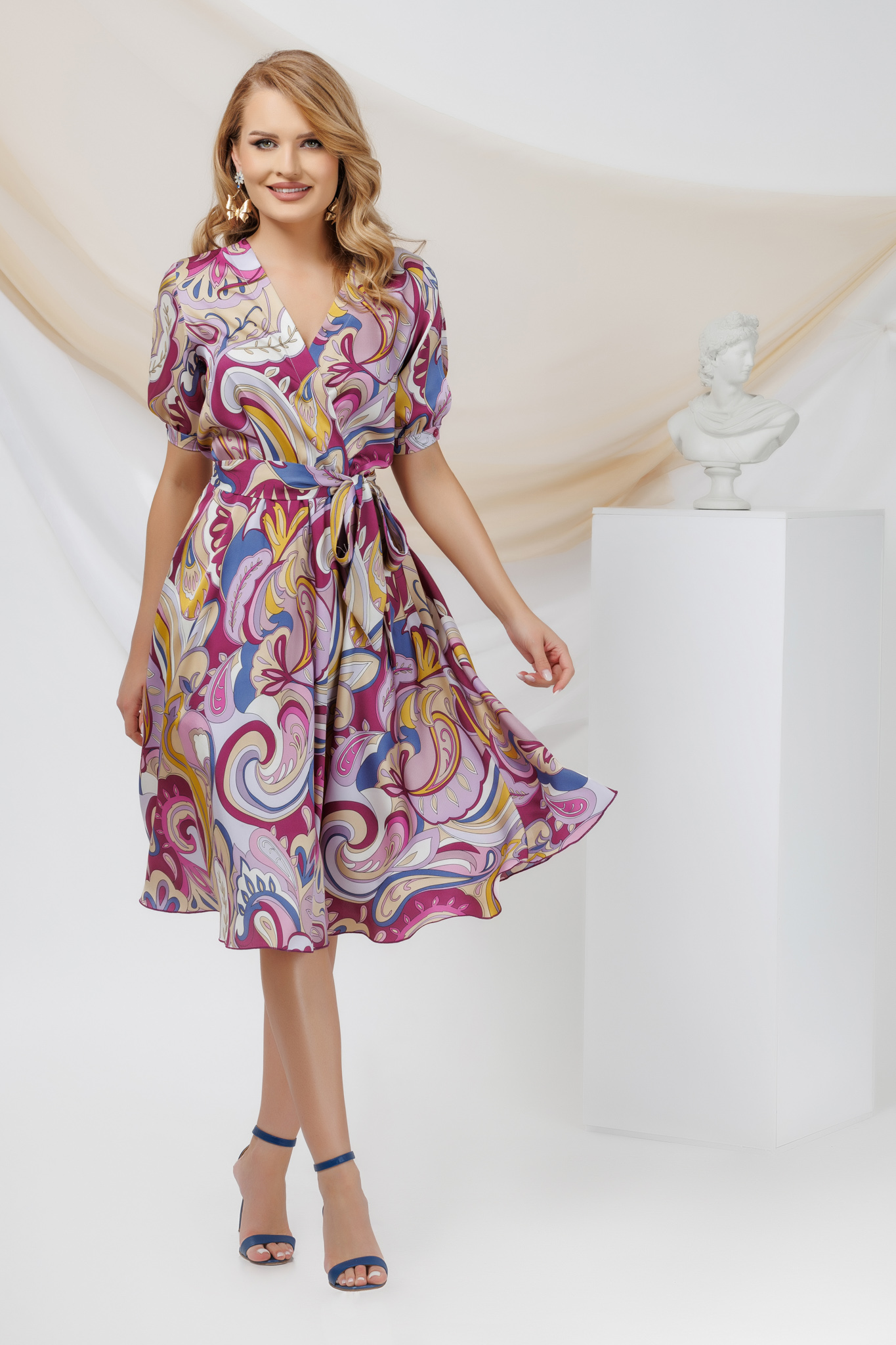 Dress from satin cloche with elastic waist with cut-out sleeves