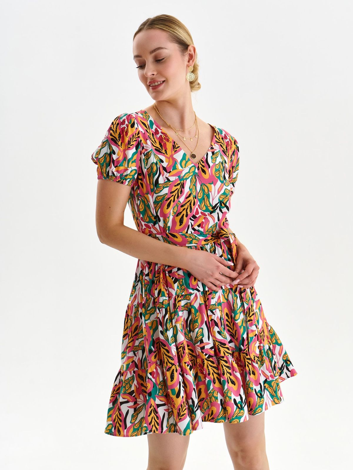 Dress short cut cloche with ruffles at the buttom of the dress light material