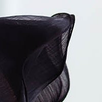 Fekete rugalmas taft anyagú rövid ceruza ruha fodros ujjakkal