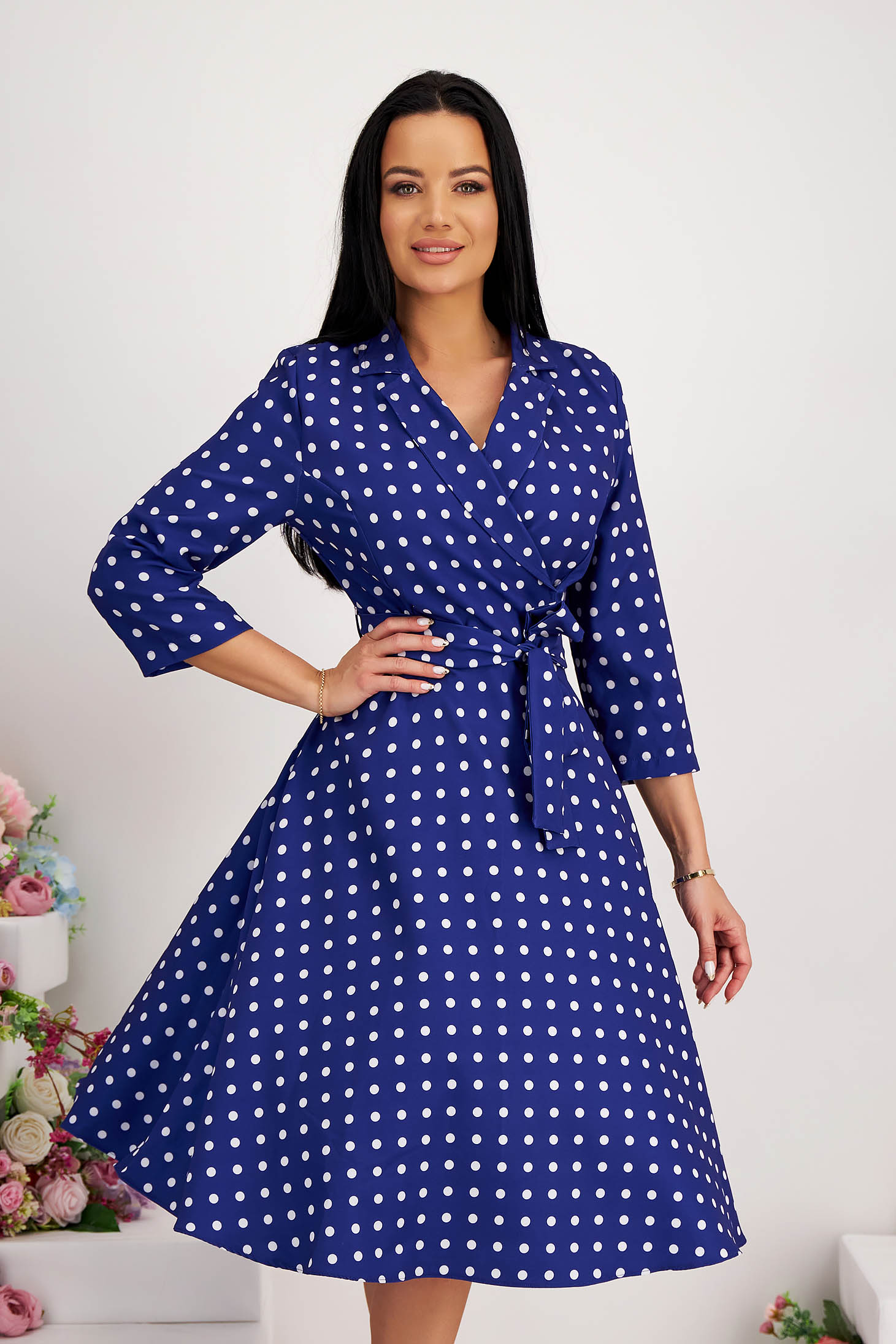 Rochie din stofa elastica midi in clos cu buzunare laterale si decolteu petrecut
