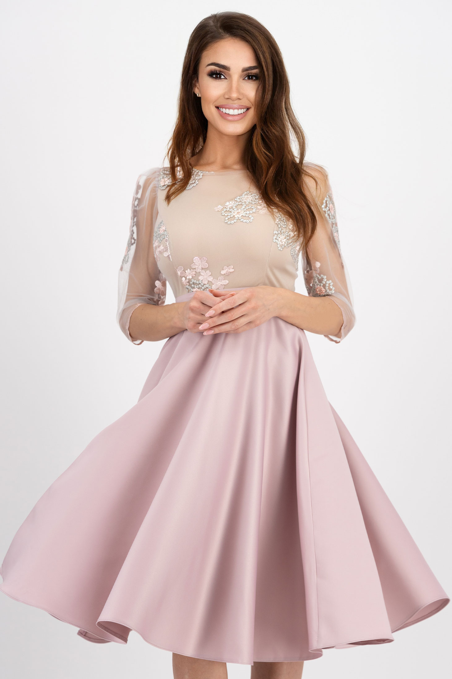 Šaty ze strečového taftu v pudrově růžové barvě, rozšířeného střihu se štěrbinou na noze a krajky navrchu - StarShinerS 1 - StarShinerS.cz