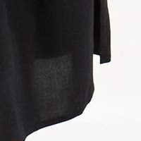 Fekete könnyed anyagú midi harang ruha gumirozott derékrésszel övvel ellátva