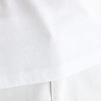 Fehér pamutból készült bő szabású póló kerekített dekoltázssal
