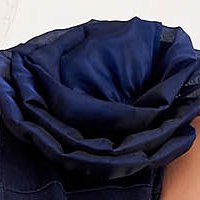 Krepp midi ceruza ruha - sötétkék, virág alakú kiegészítő - StarShinerS