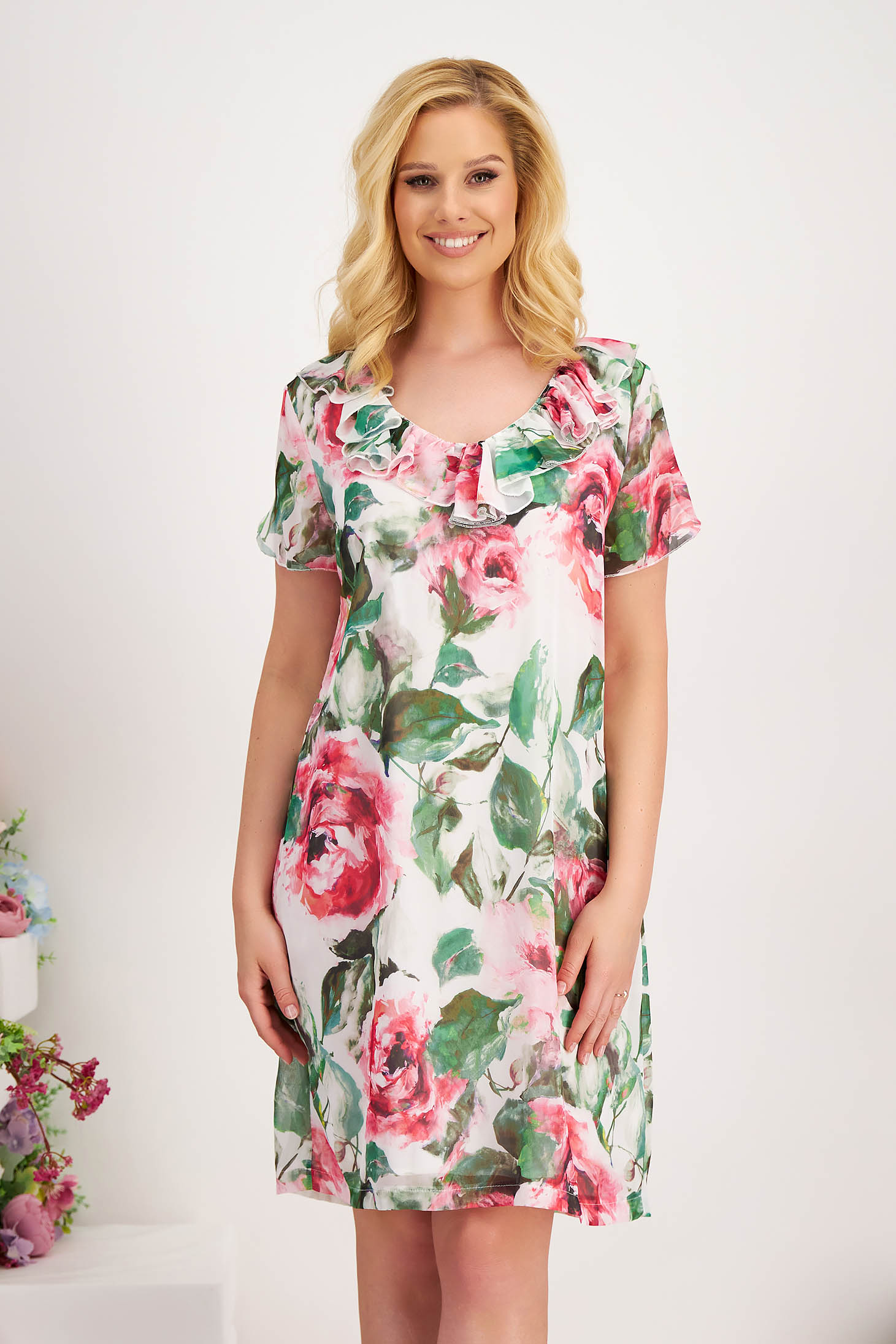 Short chiffon dress with A-line cut and ruffles on the neckline line