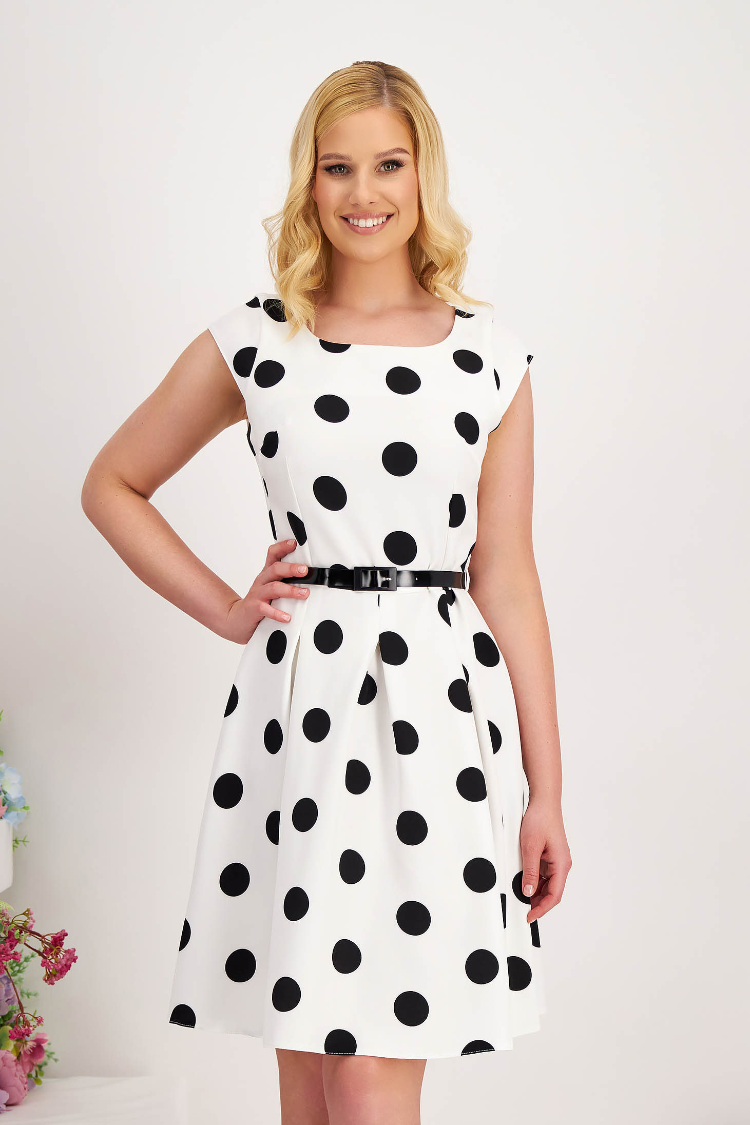 Dress elastic cloth short cut accessorized with belt