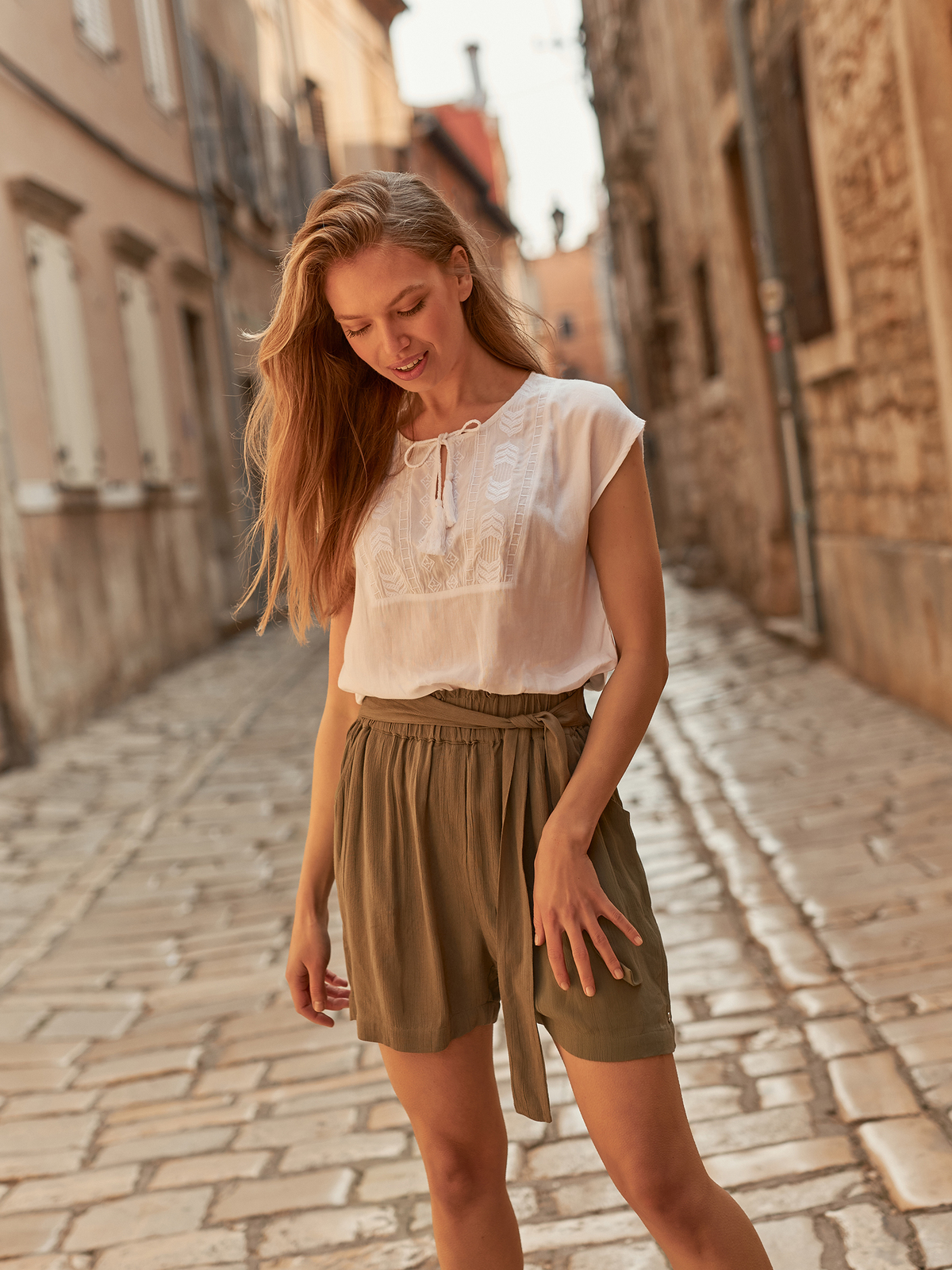 Khaki shorts thin fabric loose fit with elastic waist lateral pockets