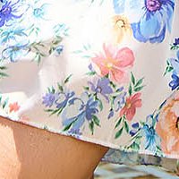 Virágmintás muszlin rövid ruha, harang alakú gumirozott derékrésszel