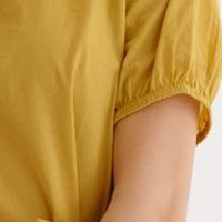 Könnyed anyagú mustárszínü ruha rövid ujjakkal, v-dekoltázzsal és övvel ellátva