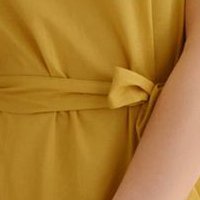 Könnyed anyagú mustárszínü ruha rövid ujjakkal, v-dekoltázzsal és övvel ellátva