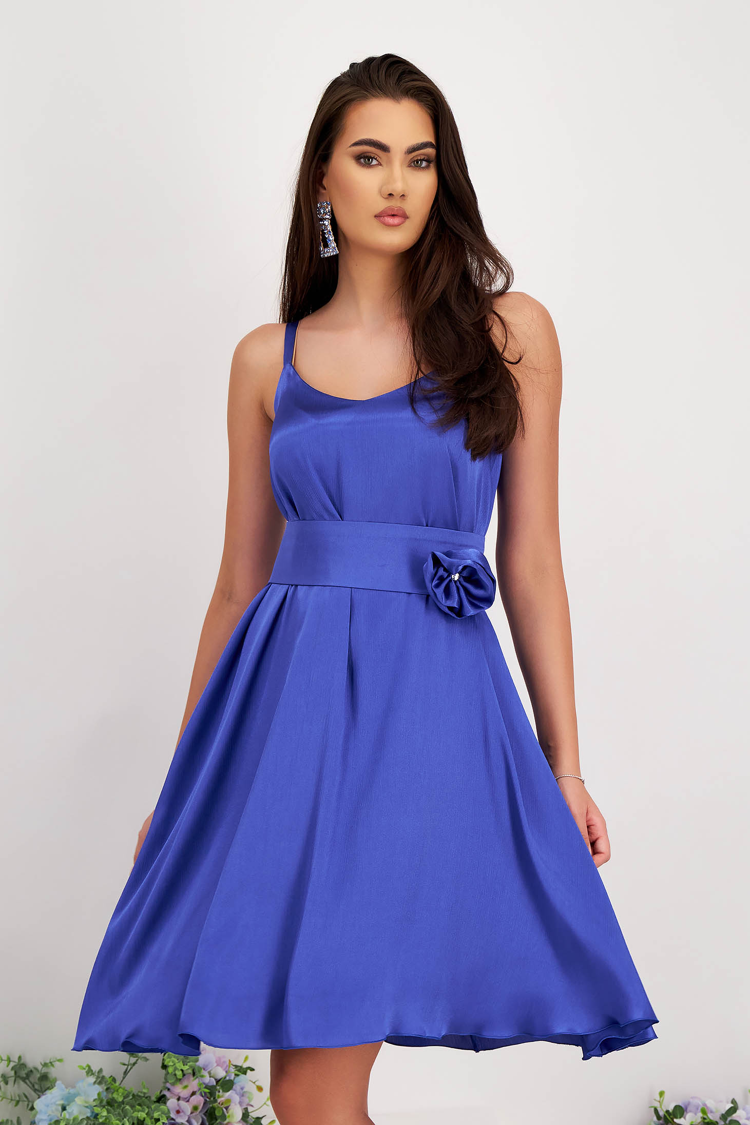 Short blue satin voile dress with wide cut and detachable flower-shaped brooch - StarShinerS