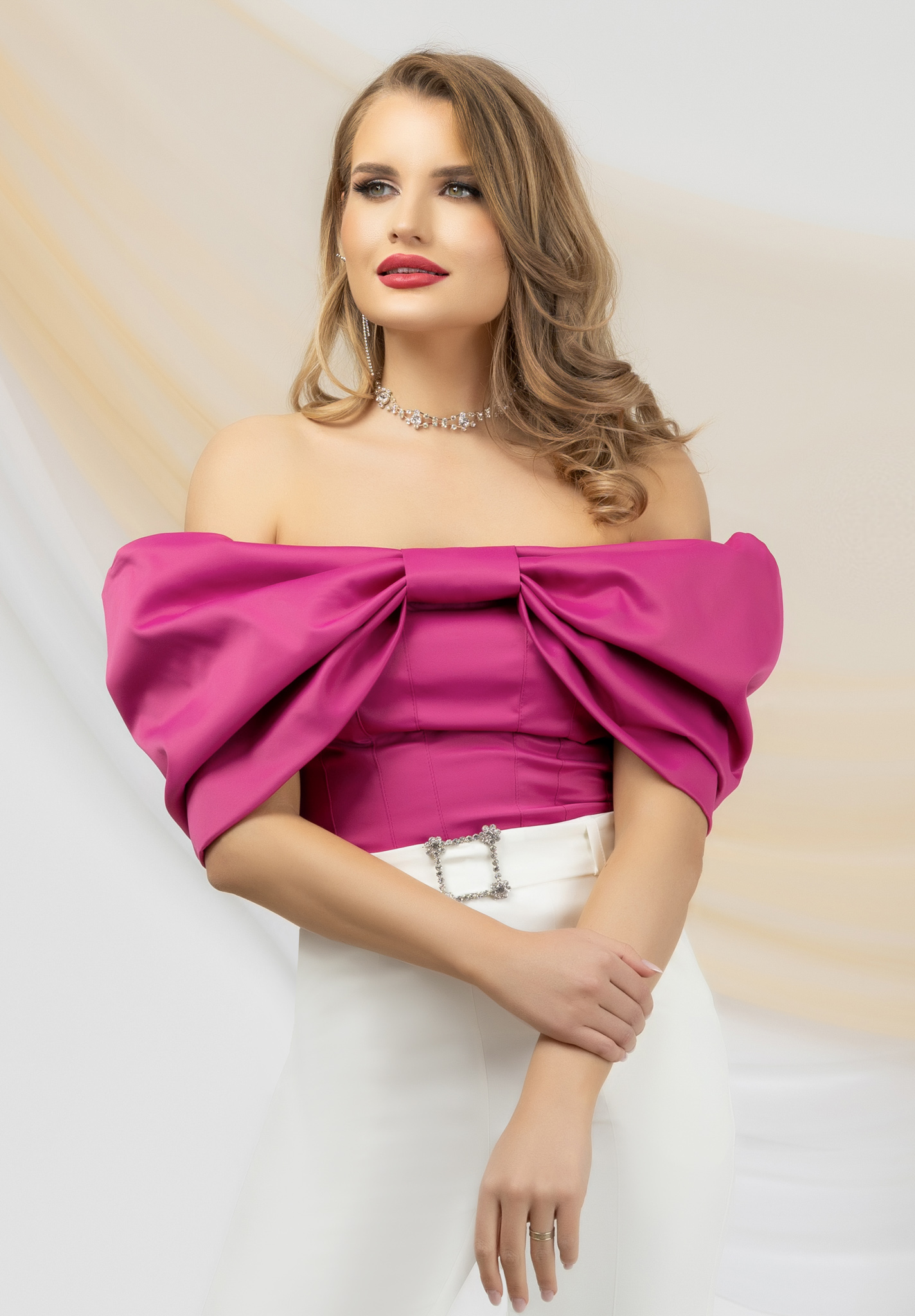Bluza za dame od elastične tkanine fuksije s uskim krojem i trodimenzionalnim volanima preko rukava - PrettyGirl 1 - StarShinerS.hr