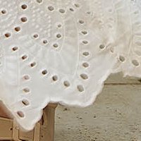 Fehér horgolt csipke midi ruha, harang alakú gumirozott derékrésszel