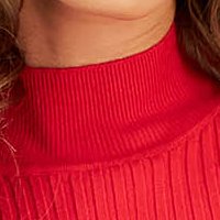 Piros kötött pulóver, szűk szabású