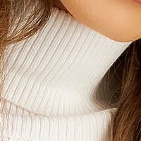 Fehér kötött pulóver, szűk szabású