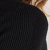 Fekete kötött pulóver, szűk szabású
