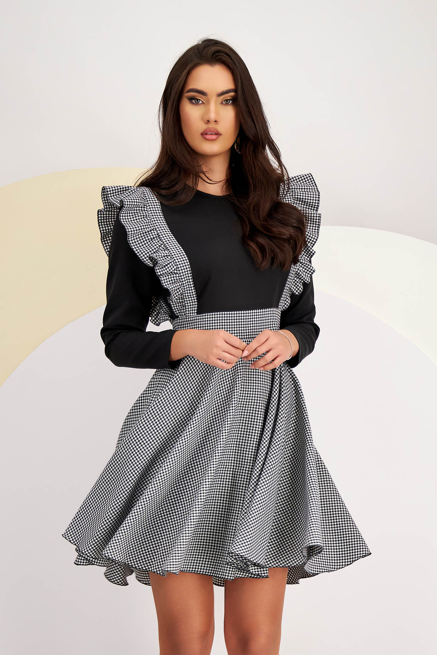 Šaty ze strečové černé látky, krátké, do zvonu s volánky a pepito potiskem - StarShinerS 1 - StarShinerS.cz