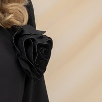 Vékony anyagú egyenes ruha  - fekete, virág alakú brossal
