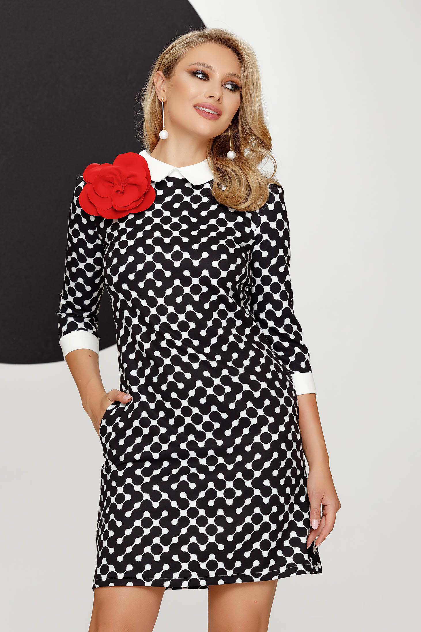 Rochie din stofa elastica scurta cu un croi drept si brosa in forma de floare - Fofy