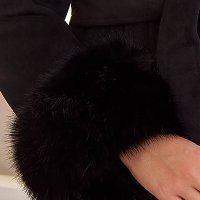 Szövet egyenes nagykabát - fekete, oldalt zsebekkel, eltávolítható kapucnival