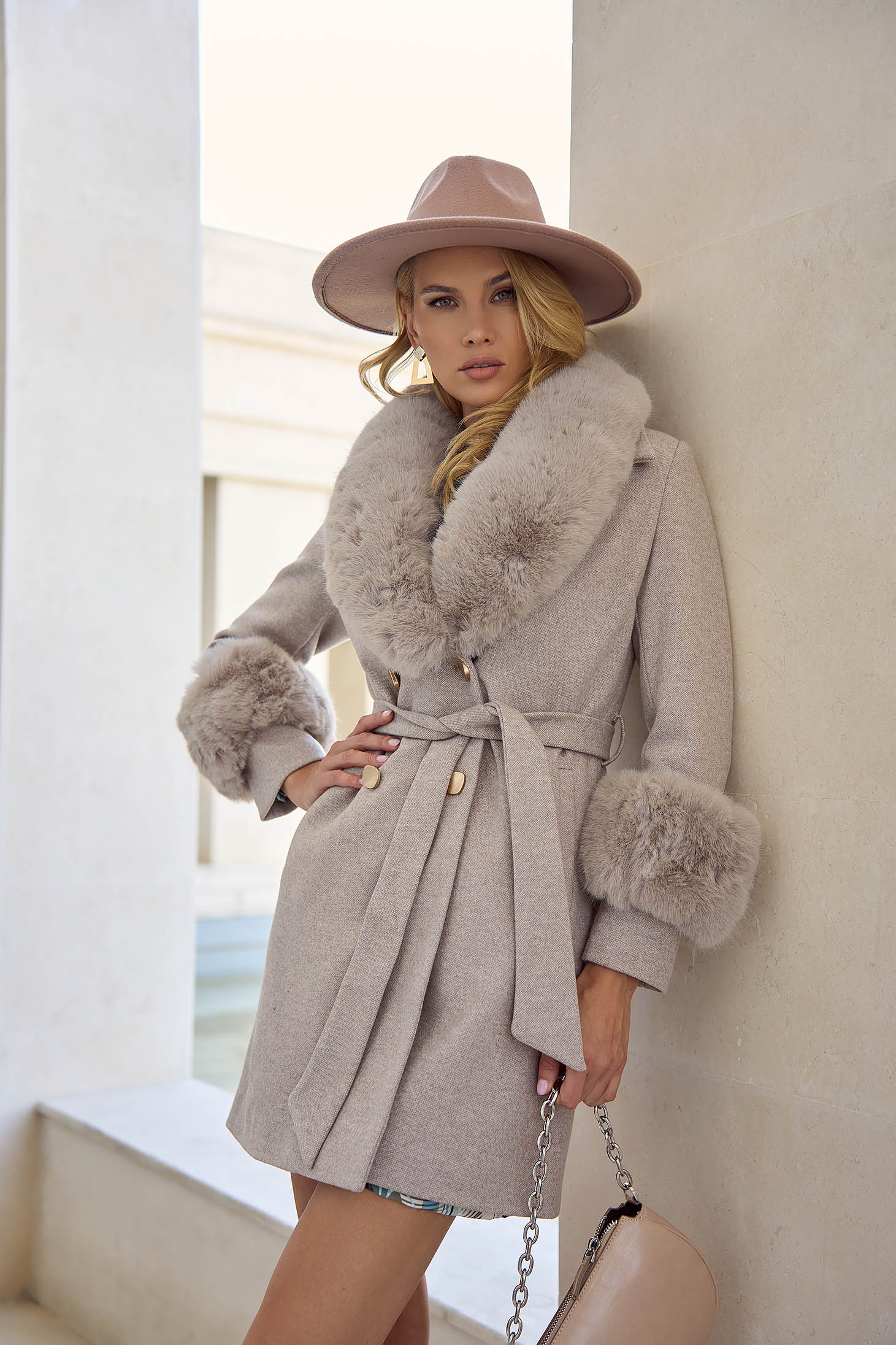 Palton din lana bej cu un croi drept si insertii de blana ecologica detasabile - SunShine