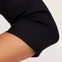 Műbőrl rövid ceruza ruha - fekete, oldalt zsebekkel, fém díszítéssel - StarShinerS