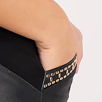 Műbőrl rövid ceruza ruha - fekete, oldalt zsebekkel, fém díszítéssel - StarShinerS
