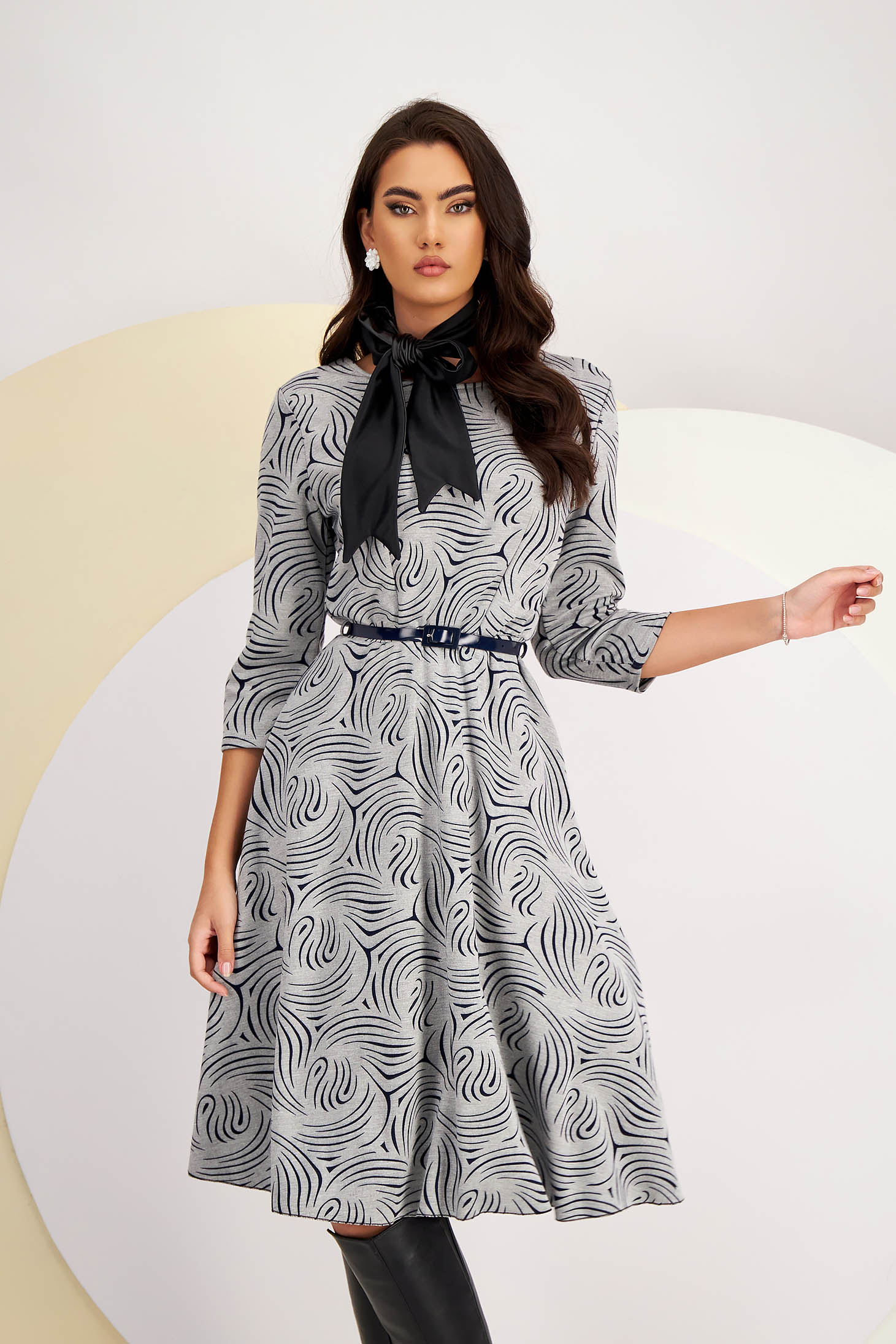 Midi dress made of thin knitwear in a flared cut with elastic waistband and belt-type accessory - Lady Pandora