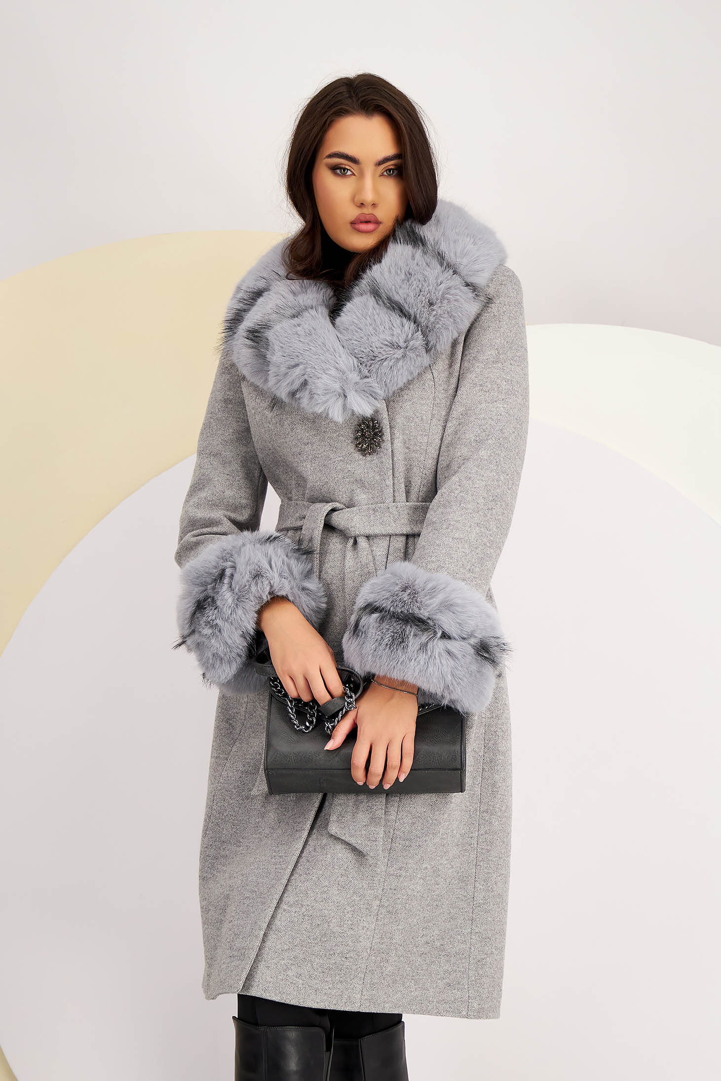 Women's grey coat deals with fur collar