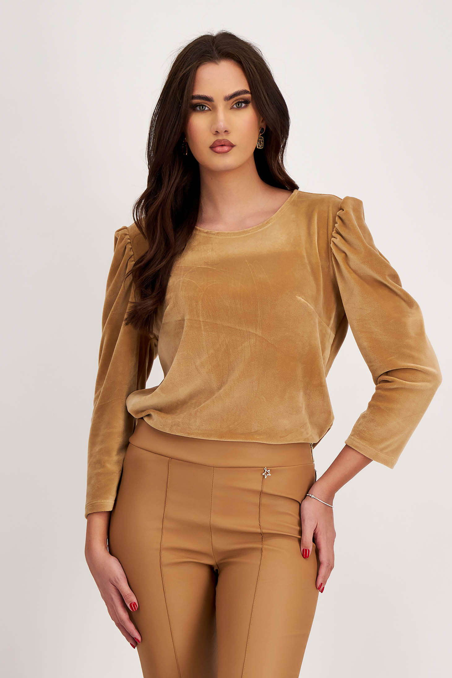 Bluza dama din catifea nude cu un croi drept si umeri bufanti - StarShinerS 1 - StarShinerS.ro
