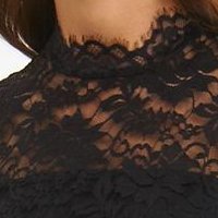 Fekete csipkés rövid ruha, harang alakú gumirozott derékrésszel