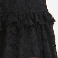 Fekete csipkés rövid ruha, harang alakú gumirozott derékrésszel