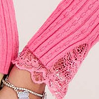 Világos rózsaszínű kötött pulóver, szűk szabású