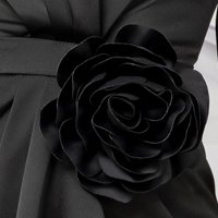 Szatén rövid ceruza ruha - fekete, virág alakú brossal