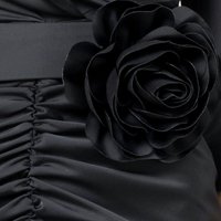 Szatén midi ceruza ruha - fekete, átlapolt dekoltázzsal, virág alakú brossal