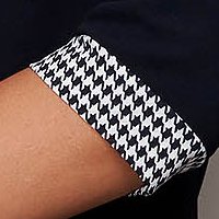 Rochie din crep bleumarin scurta cu un croi drept cu guler si mansete imprimate
