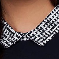Rochie din crep bleumarin scurta cu un croi drept cu guler si mansete imprimate